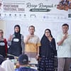 Kepala SMKN 4 Bandung, Yudi Kartiwa, S.Pd., S.ST., M.Pd. (Tengah), saat membuka acara “Revitalisasi dan Pewarisan Pengetahuan Tradisional Sunda kepada Generasi Muda melalui Pelatihan Pengolahan Resep Rempah secara Inovatif”. Kegiatan yang berlangsung pada Minggu, 17 Mei 2026 dari pukul 10.00 s.d. 16.00 WIB di SMKN 4 Bandung