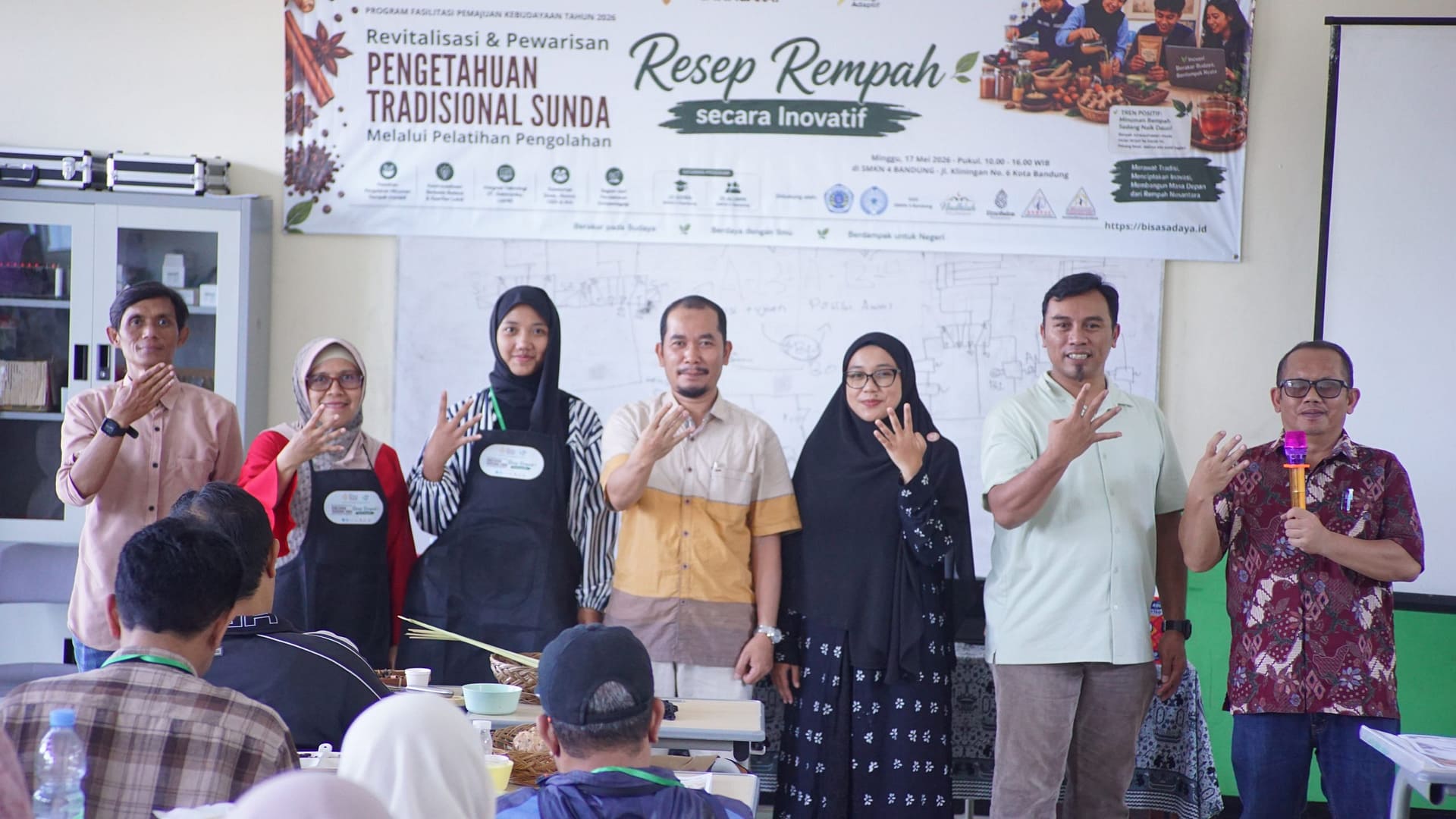 Kepala SMKN 4 Bandung, Yudi Kartiwa, S.Pd., S.ST., M.Pd. (Tengah), saat membuka acara “Revitalisasi dan Pewarisan Pengetahuan Tradisional Sunda kepada Generasi Muda melalui Pelatihan Pengolahan Resep Rempah secara Inovatif”. Kegiatan yang berlangsung pada Minggu, 17 Mei 2026 dari pukul 10.00 s.d. 16.00 WIB di SMKN 4 Bandung