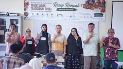 Kepala SMKN 4 Bandung, Yudi Kartiwa, S.Pd., S.ST., M.Pd. (Tengah), saat membuka acara “Revitalisasi dan Pewarisan Pengetahuan Tradisional Sunda kepada Generasi Muda melalui Pelatihan Pengolahan Resep Rempah secara Inovatif”. Kegiatan yang berlangsung pada Minggu, 17 Mei 2026 dari pukul 10.00 s.d. 16.00 WIB di SMKN 4 Bandung