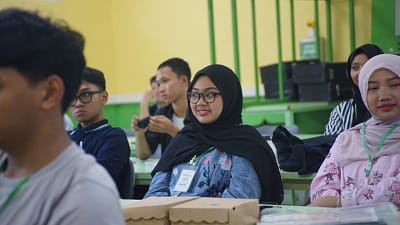 Peserta dari kalangan siswa saat penyimak pengarahan usai sesi praktik