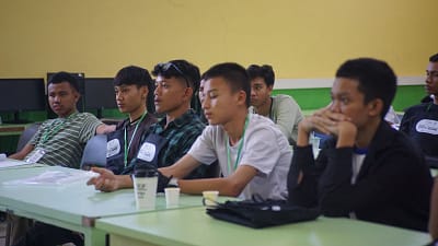 Peserta dari kalangan siswa saat penyimak pengarahan usai sesi praktik