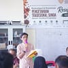 Dadan Kurnia, saat memberikan laporannya pada kegiatan “Revitalisasi dan Pewarisan Pengetahuan Tradisional Sunda kepada Generasi Muda melalui Pelatihan Pengolahan Resep Rempah secara Inovatif” (Minggu, 17 Mei 2026)