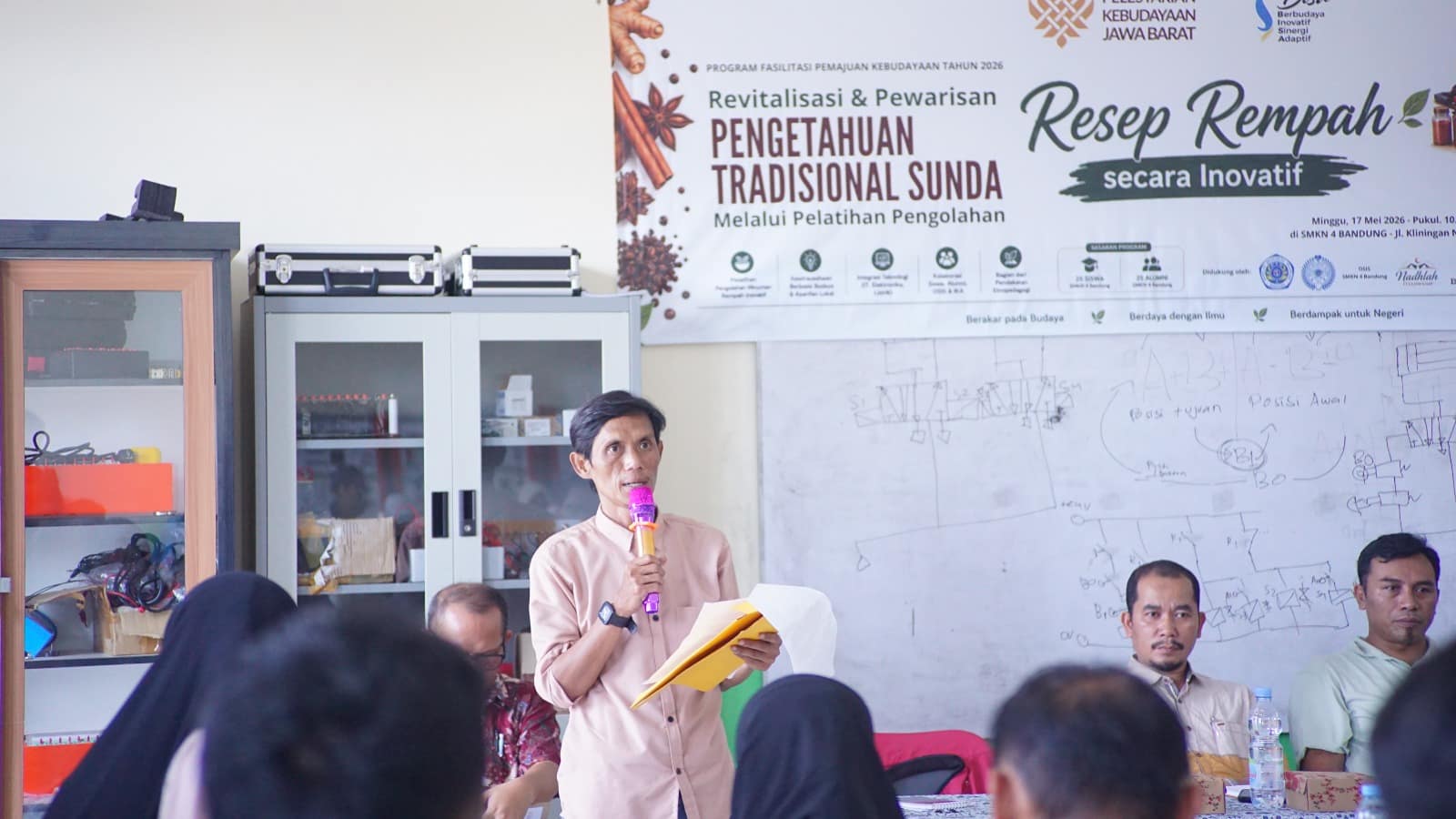 Dadan Kurnia, saat memberikan laporannya pada kegiatan “Revitalisasi dan Pewarisan Pengetahuan Tradisional Sunda kepada Generasi Muda melalui Pelatihan Pengolahan Resep Rempah secara Inovatif” (Minggu, 17 Mei 2026)