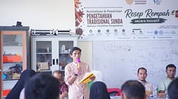 Dadan Kurnia, saat memberikan laporannya pada kegiatan “Revitalisasi dan Pewarisan Pengetahuan Tradisional Sunda kepada Generasi Muda melalui Pelatihan Pengolahan Resep Rempah secara Inovatif” (Minggu, 17 Mei 2026)