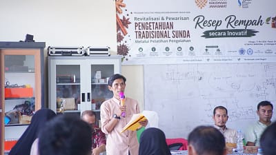 Dadan Kurnia, saat memberikan laporannya pada kegiatan “Revitalisasi dan Pewarisan Pengetahuan Tradisional Sunda kepada Generasi Muda melalui Pelatihan Pengolahan Resep Rempah secara Inovatif” (Minggu, 17 Mei 2026)