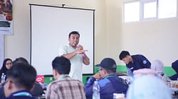 Fajar Budhi Wibowo, M.Si., M.Hum. , Ketua Ikatan Keluarga Alumni (IKA) SMKN 4 Bandung juga pendiri EtnoSains Nusantara, saat menjadi narasumber dalam pelatihan rempah di SMKN 4 Bandung.