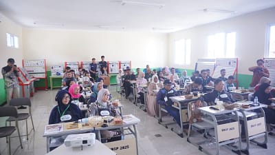 Peserta kegiatan “Revitalisasi dan Pewarisan Pengetahuan Tradisional Sunda kepada Generasi Muda melalui Pelatihan Pengolahan Resep Rempah secara Inovatif” yang sukses digelar pada Minggu, 17 Mei 2026 dari pukul 10.00 s.d. 16.00 WIB di SMKN 4 Bandung.