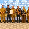 PEMERINTAH Kota Cimahi melalui Dinas Perdagangan, Koperasi, UKM, dan Perindustrian (Disdagkoperin) menyelenggarakan kegiatan Penyerahan Akta Notaris dan Badan Hukum Koperasi Kelurahan Merah Putih se-Kota Cimahi pada Rabu (27/5/2025) bertempat di Ballroom Mal Pelayanan Publik (MPP).