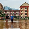 Hujan deras mengguyur Kota Bandung sejak Rabu malam (16/7/2025) menyebabkan banjir di beberapa wilayah, termasuk Gedebage dan Rancaekek. Foto: Detik.