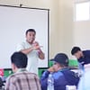 Fajar Budhi Wibowo, M.Si., M.Hum. , Ketua Ikatan Keluarga Alumni (IKA) SMKN 4 Bandung juga pendiri EtnoSains Nusantara, saat menjadi narasumber dalam pelatihan rempah di SMKN 4 Bandung.
