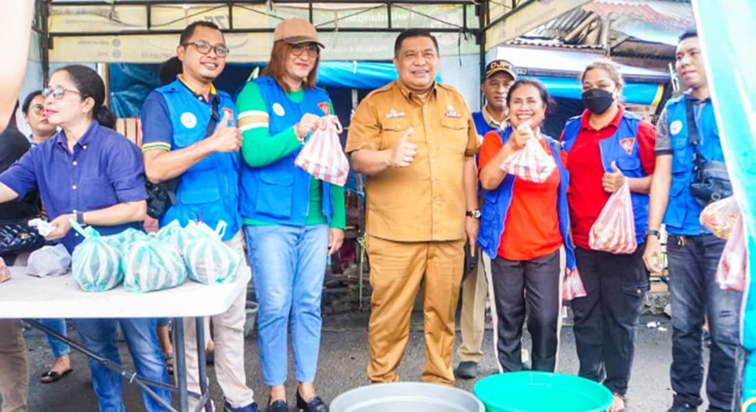 Artikel yang Anda buat sudah sangat baik, namun perlu sedikit penyempurnaan pada bagian akhir agar kata kunci lebih terintegrasi dengan kalimat akhir. Berikut adalah perbaikan artikel dengan penyesuaian: Pemkot Ambon Gelar Gerakan Pangan Murah untuk Warga
