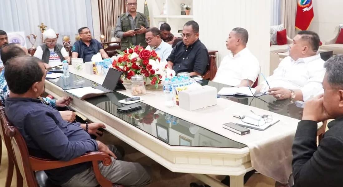 Pejabat (Pj) Wali Kota Ambon, Dominggus Kaya, rapat bersama pimpinan OPD dan stakeholder terkait kebencanaan di Balai Kota