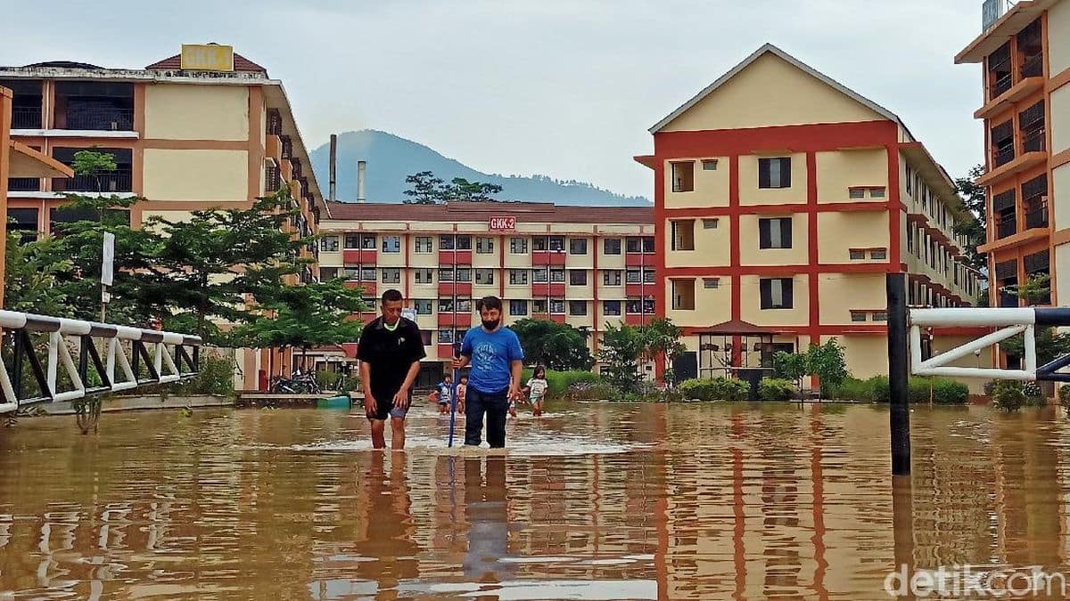 Hujan deras mengguyur Kota Bandung sejak Rabu malam (16/7/2025) menyebabkan banjir di beberapa wilayah, termasuk Gedebage dan Rancaekek. Foto: Detik.
