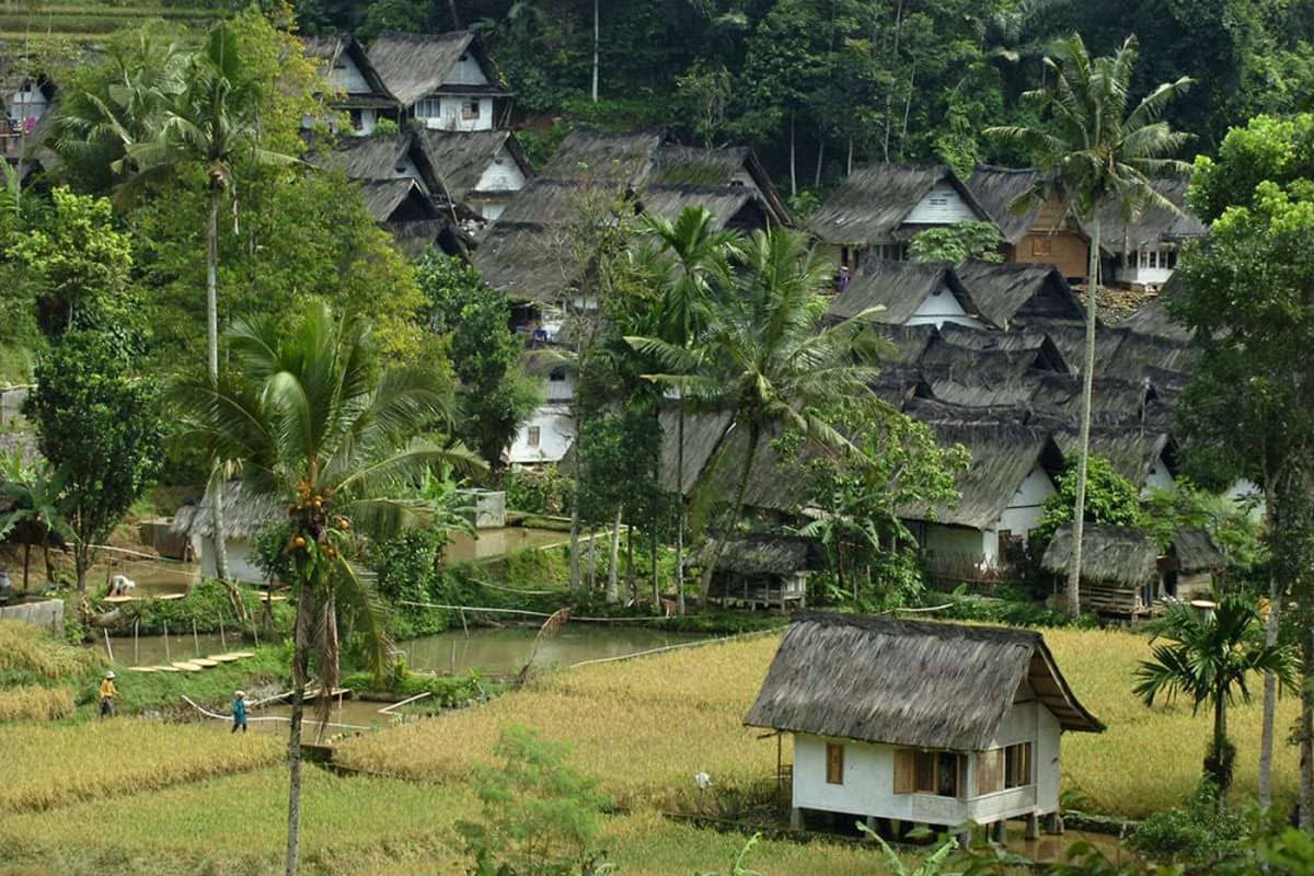 Menapaki Jejak Leluhur di Kampung Naga