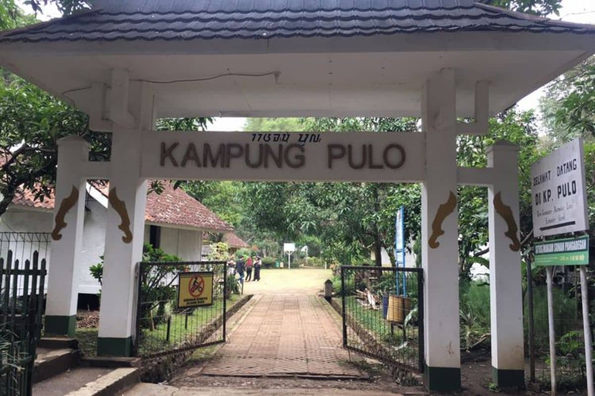 Kampung Pulo: Tujuh Rumah di Tengah Danau dan Candi Purba
