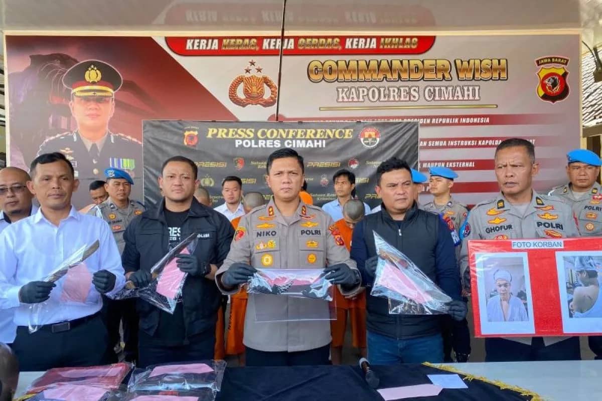 Kapolres Cimahi, AKBP Niko Nurallah Adi Putra (tengah) saat ungkap kasus geng motor di Cimahi, Jawa Barat, Senin (7/7/2025). (ANTARA/HO-Polres Cimahi)