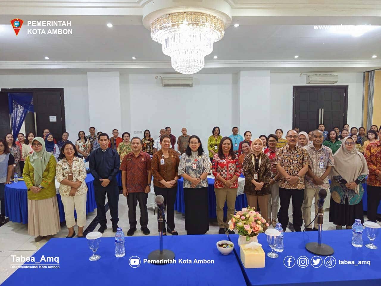 Dinkes Gelar Rakor Penyelenggaraan Kota Ambon Sehat SinergiNews-Ambon. Dinas Kesehatan (Dinkes) Kota Ambon, melaksanakan rapat koordinasi penyelenggaraan Kota Sehat, yang bertujuan utuk mencapai komisi kota yang bersih nyaman, aman, dan sehat untuk dihuni sebagai tempat bekerja warga kota ini. Kegiatan ini dibuka oleh Asisten I, Selly Kalahatu, yang dalam sambutan menyebutkan kegiatan ini sangat bermanfaat guna mewujudkan pembangunan kota berwawasan Kesehatan berkelanjutan. “Manfaat dari kegiatan ini antara lain: terwujudnya kehidupan masyarakat Ambon sehat mandiri, pemukiman dan fasilitas umum sehat, pasar sehat, pendidikan sehat par1wisata sehat, transportasi dan tertib lalu lintas, perkantoran dan perindustrian sehat, perlindungan sosial, pencegahan serta penanganan bencana yang tangguh dan cepat,” ulasnya saat membaca sambutan Pj. Wali Kota Ambon, di Marina Hotel, Kamis (14/11/24). Lanjutnya, dengan terwujud indikator Kota Sehat seperti yang disebutkan tersebut, maka akan berdampak pada; peningkatan masyarakat hidup sehat dan produktif, Umur Harapan Hidup (UHH), kualitas kesahatan yang semakin baik, penurunan kejadian penyakit menular dan tidak menular, serta peningkatan peran masyarakat dan swasta peduli Kesehatan. “Kami berharap program ini dapat terlaksana dengan baik di Kota Amnon dan diimplementasikan oleh seluruh OPD terkait dan forum yang telah terbentuk untuk dapat mewujudkan Kota Ambon yang bersih, nyaman, aman dan sehat untuk dihuni,” pungkas Kalahatu. Dinkes Gelar Rakor Penyelenggaraan Kota Ambon Sehat SinergiNews-Ambon. Dinas Kesehatan (Dinkes) Kota Ambon, melaksanakan rapat koordinasi penyelenggaraan Kota Sehat, yang bertujuan utuk mencapai komisi kota yang bersih nyaman, aman, dan sehat untuk dihuni sebagai tempat bekerja warga kota ini. Kegiatan ini dibuka oleh Asisten I, Selly Kalahatu, yang dalam sambutan menyebutkan kegiatan ini sangat bermanfaat guna mewujudkan pembangunan kota berwawasan Kesehatan berkelanjutan. “Manfaat dari kegiatan ini antara lain: terwujudnya kehidupan masyarakat Ambon sehat mandiri, pemukiman dan fasilitas umum sehat, pasar sehat, pendidikan sehat par1wisata sehat, transportasi dan tertib lalu lintas, perkantoran dan perindustrian sehat, perlindungan sosial, pencegahan serta penanganan bencana yang tangguh dan cepat,” ulasnya saat membaca sambutan Pj. Wali Kota Ambon, di Marina Hotel, Kamis (14/11/24). Lanjutnya, dengan terwujud indikator Kota Sehat seperti yang disebutkan tersebut, maka akan berdampak pada; peningkatan masyarakat hidup sehat dan produktif, Umur Harapan Hidup (UHH), kualitas kesahatan yang semakin baik, penurunan kejadian penyakit menular dan tidak menular, serta peningkatan peran masyarakat dan swasta peduli Kesehatan. “Kami berharap program ini dapat terlaksana dengan baik di Kota Amnon dan diimplementasikan oleh seluruh OPD terkait dan forum yang telah terbentuk untuk dapat mewujudkan Kota Ambon yang bersih, nyaman, aman dan sehat untuk dihuni,” pungkas Kalahatu. Dinkes Gelar Rakor Penyelenggaraan Kota Ambon Sehat