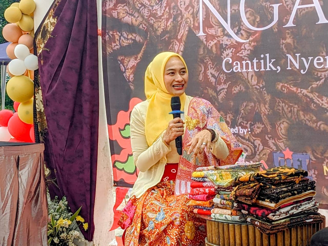 Fitri Kurniawati MIL - Penggiat Kampanye Kebaya saat menjadi pemateri pada suatu acara oorkshop.