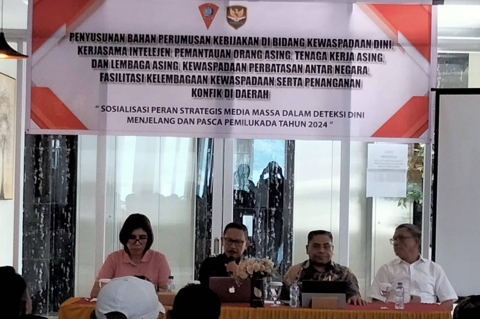Pj Walikota Ambon, Pentingnya Media Dalam Mendukung Pendidikan Politik di MasyarakatPj Walikota Ambon, Pentingnya Media Dalam Mendukung Pendidikan Politik di MasyarakatPj Walikota Ambon, Pentingnya Media Dalam Mendukung Pendidikan Politik di Masyarakat