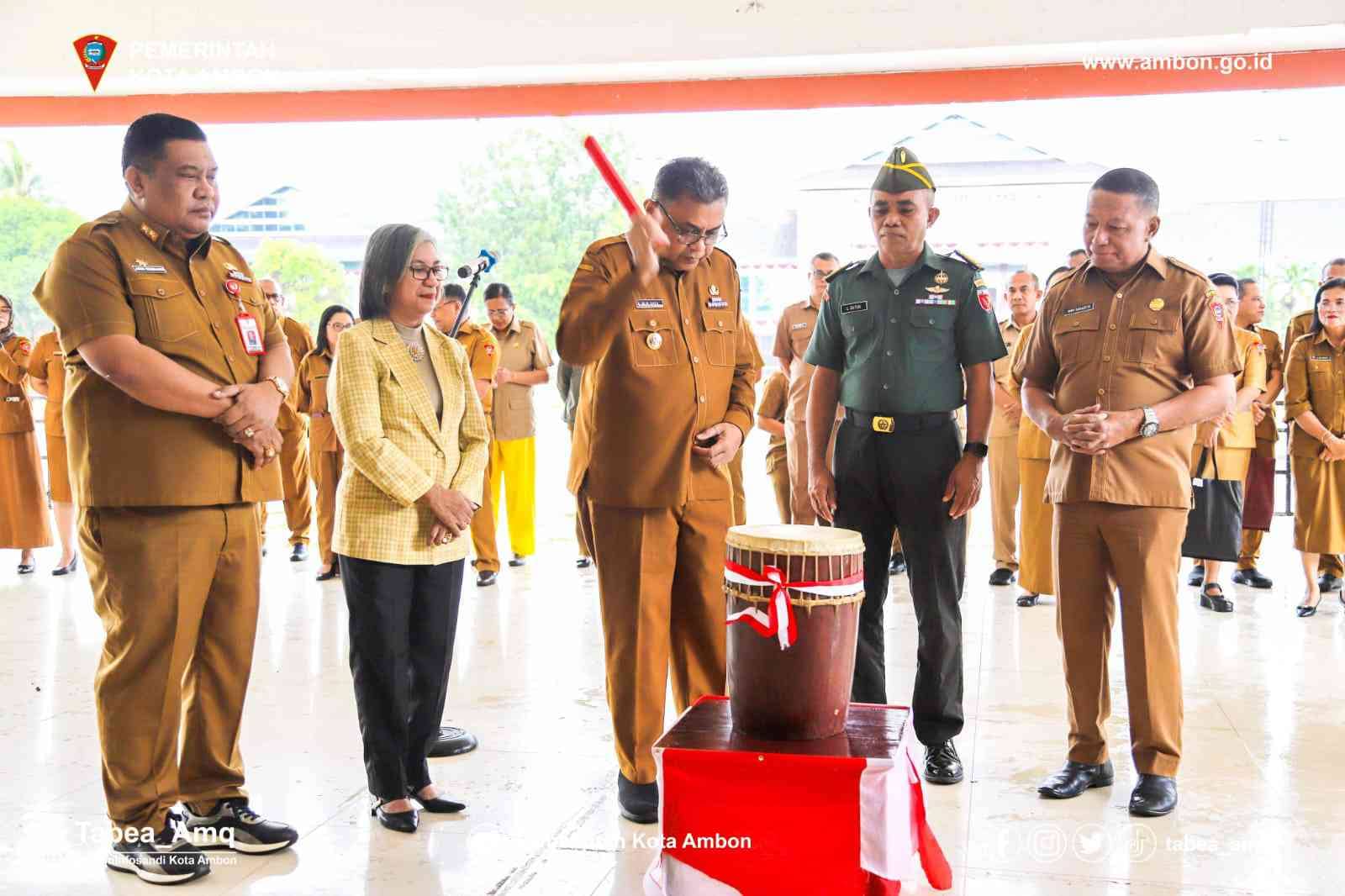Pemkot Ambon Canangkan Gerakan Pembagian Bendera Merah Putih