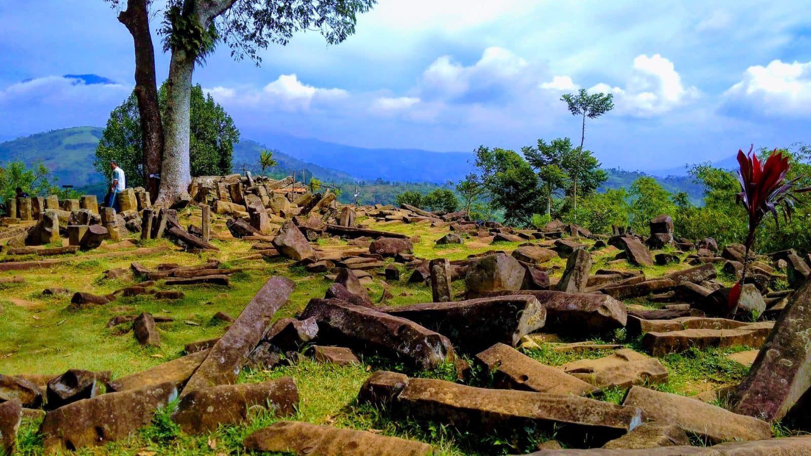 Gunung Padang: Megalit Purba yang Membelah Waktu dan Tafsir