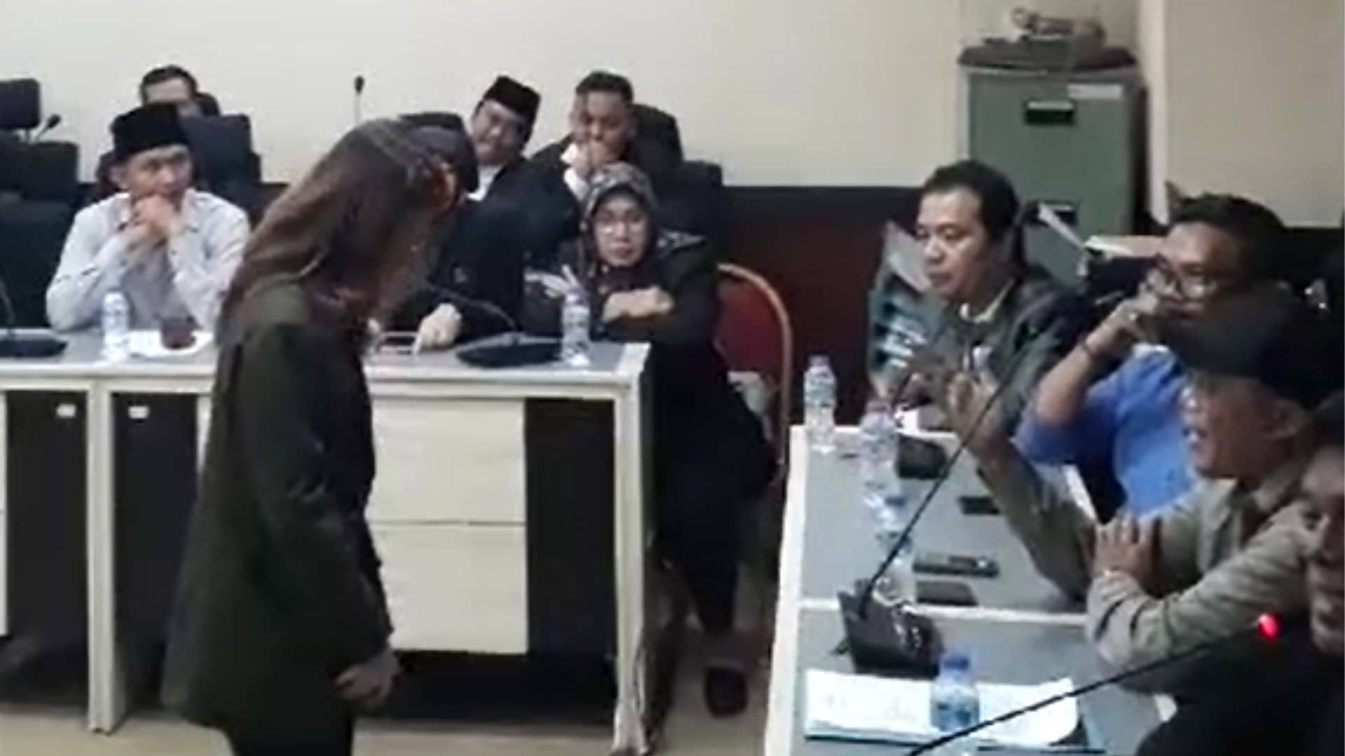 Ketua DPRD memanggil dan melarang mahasiswi merekam acara audiensi atara DPRD Kota Cimahi dan Peserta Aksi, Rabu (12/02/2025)