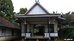 Rumah Adat Julang Ngapak Khas Jawa Barat - Bentuk ujung atas perbentuk capit gunting.