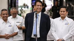 Menteri Keuangan Purbaya Yudhi Sadewa (tengah) didampingi Wakil Menteri Keuangan Suahasil Nazara (kiri) dan Thomas A. M. Djiwandono (kanan) menyampaikan keterangan pers di kantor Kementerian Keuangan, Jakarta, Senin (08/09).