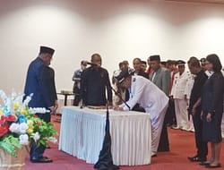 Pemkot Ambon Kukuhkan Perpanjangan Masa Jabatan Kepala Desa dan Anggota Saniri Negeri