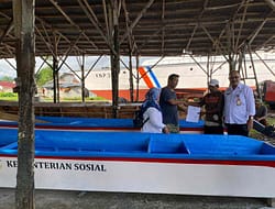 Nelayan Ambon Terima Bantuan Perahu Fiber dari Kemensos