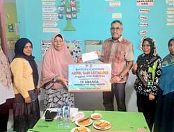Masa Reses, Legislator PKS DPRD Maluku Tengah Beri Bantuan Pendidikan