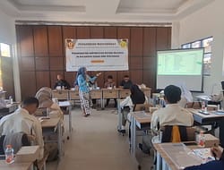 Pemberian materi dari Fitri Kurniawati SP MIL.