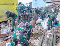 TNI Bersih-bersih Pasar Mardika, Ambon Lebih Asri