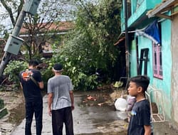 LSM Kompas Gelar SWEAPING, Pasang Rambu Peringatan Pohon Tumbang
