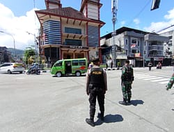 POLDA MALUKU PATROLI JALAN KAKI BERI RASA AMAN BAGI UMAT KRISTIANI YANG IBADAH MINGGU PAGI DI GEREJA SILO