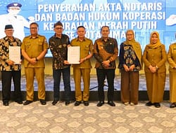 Cimahi Sukses Serahkan Akte Notaris Koperasi Merah Putih