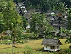 Menapaki Jejak Leluhur di Kampung Naga