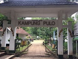 Kampung Pulo: Tujuh Rumah di Tengah Danau dan Candi Purba