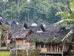 Kampung Adat Dukuh: Hidup Sederhana dalam Bayang Gunung dan Doa