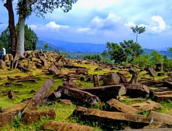 Gunung Padang: Megalit Purba yang Membelah Waktu dan Tafsir