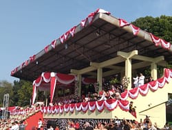 Kota Cimahi gelar Pengibaran Duplikat Merah Putih HUT RI Ke – 80 di Lapang Rajawali