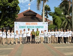 Gerakan Nasional Aksi Nyata Jumat Bersih Sampah Di Kota Cimahi