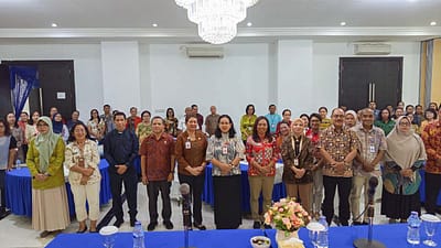Dinkes Gelar Rakor Penyelenggaraan Kota Ambon Sehat SinergiNews-Ambon. Dinas Kesehatan (Dinkes) Kota Ambon, melaksanakan rapat koordinasi penyelenggaraan Kota Sehat, yang bertujuan utuk mencapai komisi kota yang bersih nyaman, aman, dan sehat untuk dihuni sebagai tempat bekerja warga kota ini. Kegiatan ini dibuka oleh Asisten I, Selly Kalahatu, yang dalam sambutan menyebutkan kegiatan ini sangat bermanfaat guna mewujudkan pembangunan kota berwawasan Kesehatan berkelanjutan. “Manfaat dari kegiatan ini antara lain: terwujudnya kehidupan masyarakat Ambon sehat mandiri, pemukiman dan fasilitas umum sehat, pasar sehat, pendidikan sehat par1wisata sehat, transportasi dan tertib lalu lintas, perkantoran dan perindustrian sehat, perlindungan sosial, pencegahan serta penanganan bencana yang tangguh dan cepat,” ulasnya saat membaca sambutan Pj. Wali Kota Ambon, di Marina Hotel, Kamis (14/11/24). Lanjutnya, dengan terwujud indikator Kota Sehat seperti yang disebutkan tersebut, maka akan berdampak pada; peningkatan masyarakat hidup sehat dan produktif, Umur Harapan Hidup (UHH), kualitas kesahatan yang semakin baik, penurunan kejadian penyakit menular dan tidak menular, serta peningkatan peran masyarakat dan swasta peduli Kesehatan. “Kami berharap program ini dapat terlaksana dengan baik di Kota Amnon dan diimplementasikan oleh seluruh OPD terkait dan forum yang telah terbentuk untuk dapat mewujudkan Kota Ambon yang bersih, nyaman, aman dan sehat untuk dihuni,” pungkas Kalahatu. Dinkes Gelar Rakor Penyelenggaraan Kota Ambon Sehat SinergiNews-Ambon. Dinas Kesehatan (Dinkes) Kota Ambon, melaksanakan rapat koordinasi penyelenggaraan Kota Sehat, yang bertujuan utuk mencapai komisi kota yang bersih nyaman, aman, dan sehat untuk dihuni sebagai tempat bekerja warga kota ini. Kegiatan ini dibuka oleh Asisten I, Selly Kalahatu, yang dalam sambutan menyebutkan kegiatan ini sangat bermanfaat guna mewujudkan pembangunan kota berwawasan Kesehatan berkelanjutan. “Manfaat dari kegiatan ini antara lain: terwujudnya kehidupan masyarakat Ambon sehat mandiri, pemukiman dan fasilitas umum sehat, pasar sehat, pendidikan sehat par1wisata sehat, transportasi dan tertib lalu lintas, perkantoran dan perindustrian sehat, perlindungan sosial, pencegahan serta penanganan bencana yang tangguh dan cepat,” ulasnya saat membaca sambutan Pj. Wali Kota Ambon, di Marina Hotel, Kamis (14/11/24). Lanjutnya, dengan terwujud indikator Kota Sehat seperti yang disebutkan tersebut, maka akan berdampak pada; peningkatan masyarakat hidup sehat dan produktif, Umur Harapan Hidup (UHH), kualitas kesahatan yang semakin baik, penurunan kejadian penyakit menular dan tidak menular, serta peningkatan peran masyarakat dan swasta peduli Kesehatan. “Kami berharap program ini dapat terlaksana dengan baik di Kota Amnon dan diimplementasikan oleh seluruh OPD terkait dan forum yang telah terbentuk untuk dapat mewujudkan Kota Ambon yang bersih, nyaman, aman dan sehat untuk dihuni,” pungkas Kalahatu. Dinkes Gelar Rakor Penyelenggaraan Kota Ambon Sehat