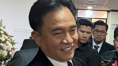 Menteri Koordinator Bidang Hukum, HAM, Imigrasi, dan Pemasyarakatan Yusril Ihza Mahendra menjawab pertanyaan wartawan di kantornya, Jakarta, Jumat (6/12/2024)