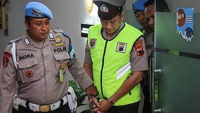 Sidang kode etik memutuskan Aipda Robig Zaenudin dihukum dipecat dengan tidak hormat, sementara Polda Jateng menetapkannya sebagai tersangka. (ANTARA FOTO/Makna Zaezar) Baca artikel CNN Indonesia "Aipda Robig Penembak Siswa SMK Semarang Dipecat dan Jadi Tersangka" selengkapnya di sini: https://www.cnnindonesia.com/nasional/20241210054257-12-1175555/aipda-robig-penembak-siswa-smk-semarang-dipecat-dan-jadi-tersangka