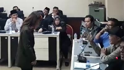 Ketua DPRD memanggil dan melarang mahasiswi merekam acara audiensi atara DPRD Kota Cimahi dan Peserta Aksi, Rabu (12/02/2025)