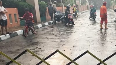 Pemerintah Kota Cimahi sedang melakukan perbaikan cepat terhadap jembatan yang amblas di Jalan Demang Hardjakusumah, tepat di depan kantor wali kota.