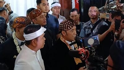 Dedi Mulyadi (Gubernur Jawa Barat) bersama Ngatiyana (Wali Kota Cimahi) pada acara ulang tahun Kota Cimahi ke 24 di DPRD Kota Cimahi (21/06/2025)