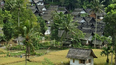 Menapaki Jejak Leluhur di Kampung Naga