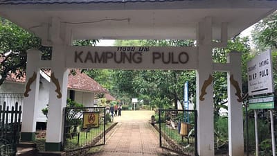 Kampung Pulo: Tujuh Rumah di Tengah Danau dan Candi Purba